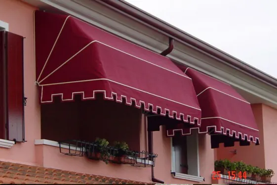Toldo abanico sobre una ventana