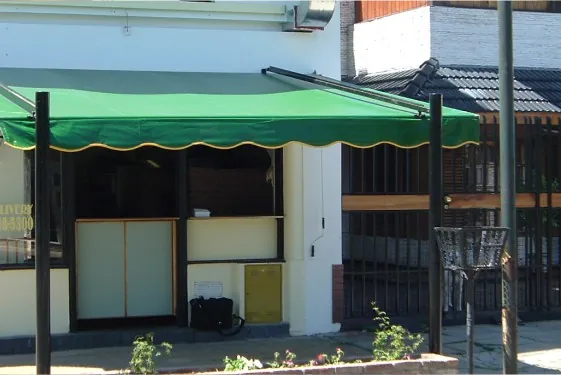 Toldo deslizante sobre un patio