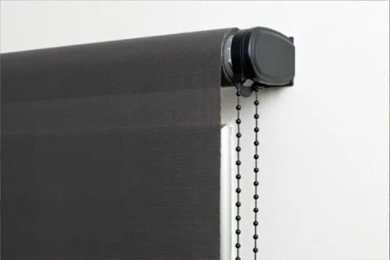 Cortina roller en una ventana