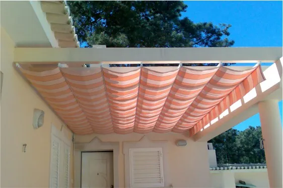 Toldo romano plegable sobre un patio