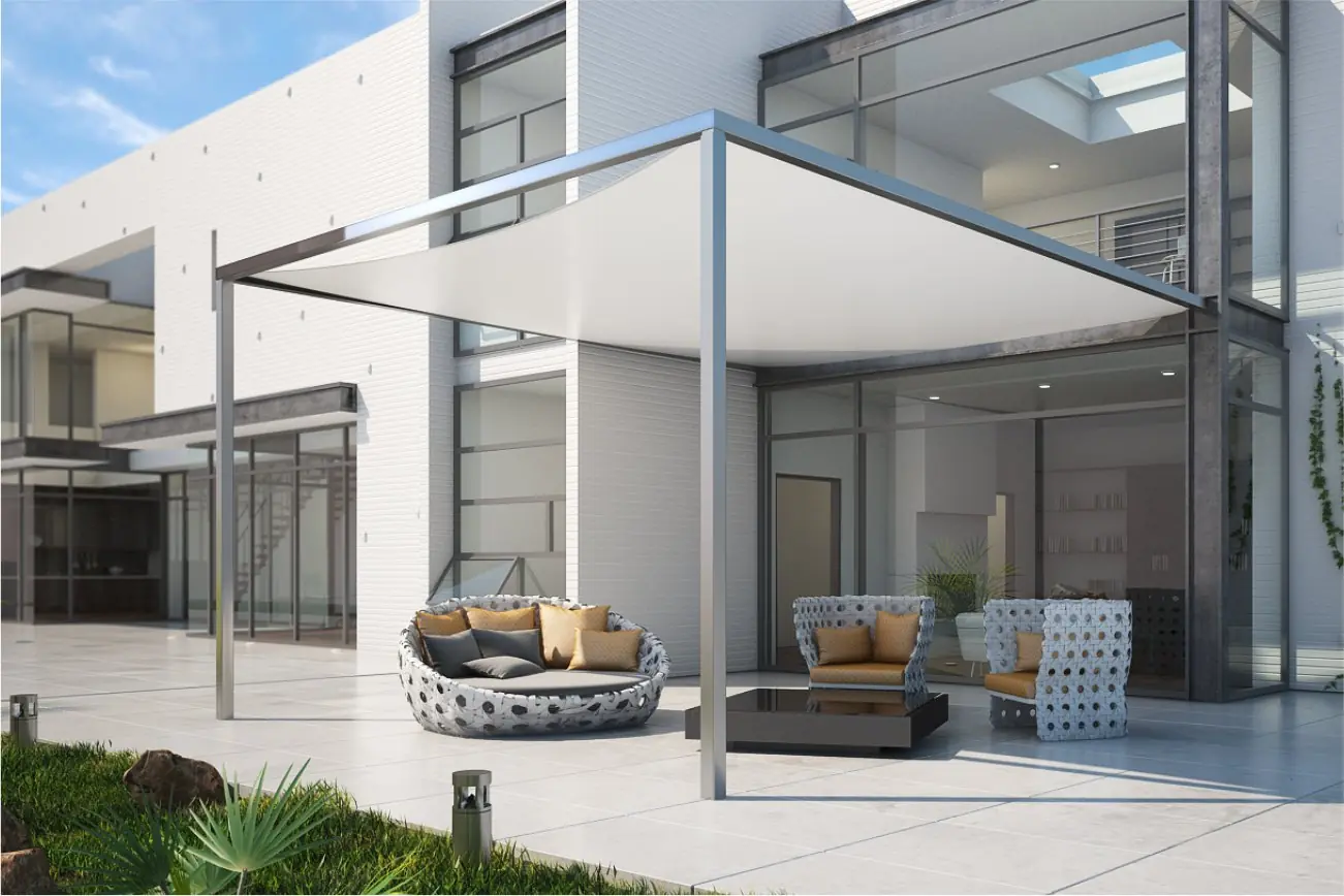 Toldo tensado sobre un patio con sillones de exterior