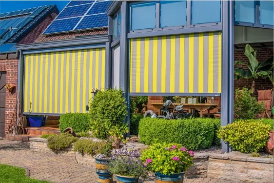 Toldo vertical enrollable fijado al techo
